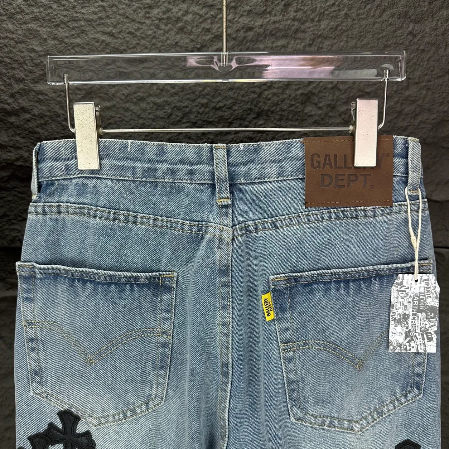 P290 GALLERY DEPT. Co-branded 2025 new multi-stitched cross patch leather couple style loose washed flared jeans 🔥High version🔥High version🔥 Top ceiling quality Styles with different washed textures are very friendly to people with thin legs and thick legs. The straight version is very flattering to the leg shape. Moderate length that never goes out of style, easy to match with casually, basic styling for various styles, a must-have in the wardrobe! The fabric is stiff but also makes the upper body soft without losing texture. The washing process is even more perfect. It is a must-have item for everyone! ! ! Washed wheat, hang tag, pants label, complete with three labels Color: light blue Size: 28, 30, 32, 34, 36 (five sizes)